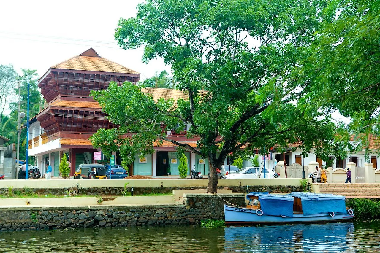 Sisir Palace Backwater Resort Alappuzha Inde